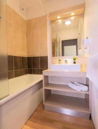 une salle de bain avec un lavabo, une baignoire et un miroir dans l'établissement Studio 2/4 Personnes MAE-0951, à Le Mélézet