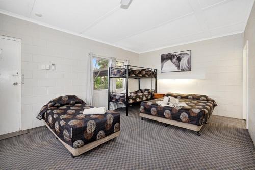 Ένα ή περισσότερα κρεβάτια σε δωμάτιο στο Hillview Motel Charters Towers QLD