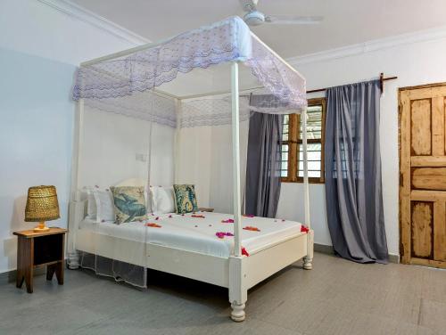Ένα ή περισσότερα κρεβάτια σε δωμάτιο στο Bahati Villa