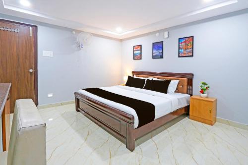a bedroom with a large bed in a room at Super Townhouse QUALIA ELITE S R NAGAR in Hyderabad