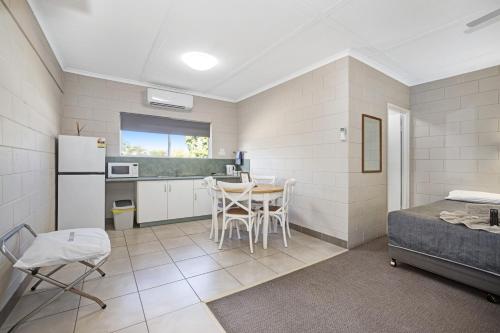 Η κουζίνα ή μικρή κουζίνα στο Hillview Motel Charters Towers QLD