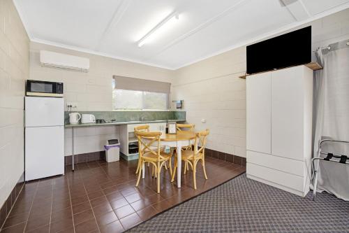 Η κουζίνα ή μικρή κουζίνα στο Hillview Motel Charters Towers QLD