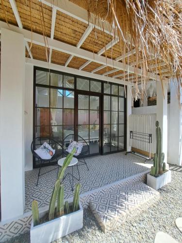 Un jardín fuera de Coco Colada Bungalows