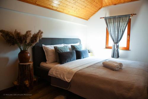 Giường trong phòng chung tại House Forest with HOT TUB