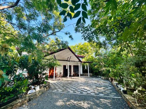 Κήπος έξω από το Neem Holiday Bungalow yala