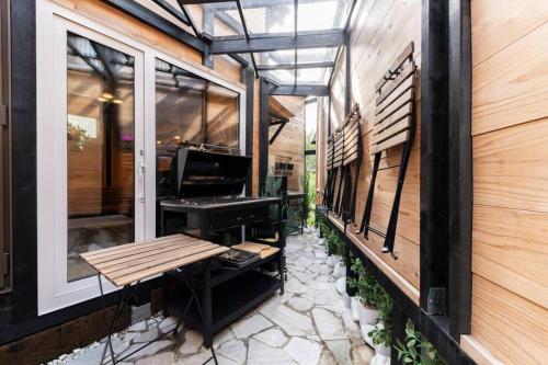 Un patio con un piano y un banco al lado de un edificio. en タグボート厚別, en Atsubetsu