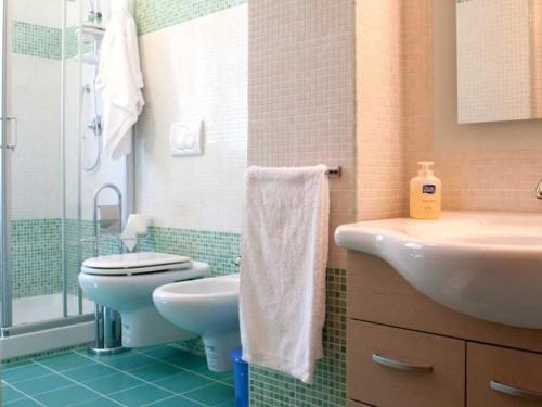 アルゲーロにあるAbba De Marのトイレと洗面台のあるバスルーム
