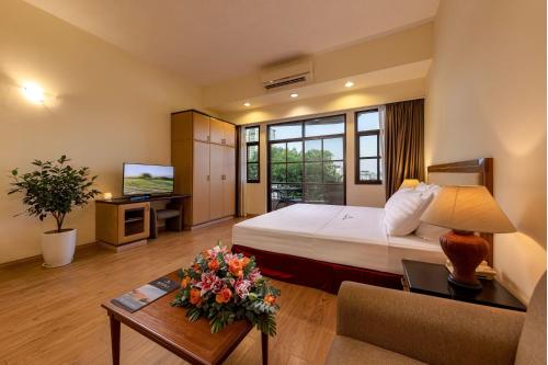 Postel nebo postele na pokoji v ubytování Oriental Palace Apartments Hanoi