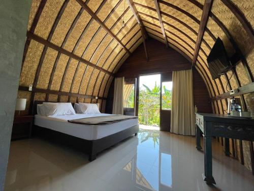 ein Schlafzimmer mit einem Bett in einem Zimmer in der Unterkunft Babakan Unda Cottage in Semarapura