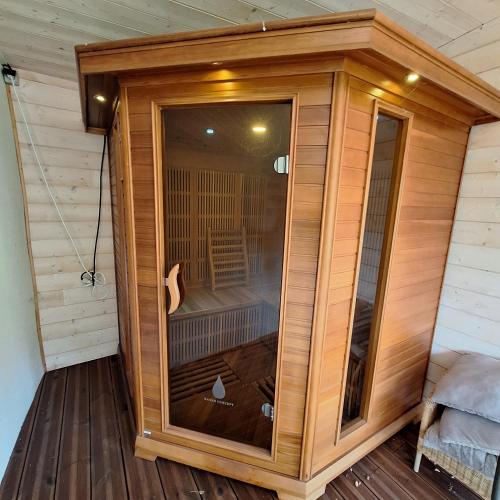 une chambre en bois avec un oiseau à l'intérieur dans l'établissement La Maison, à Salins-les-Bains