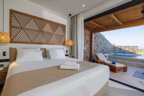 Кровать или кровати в номере Deos Luxury Suites - Adults Only
