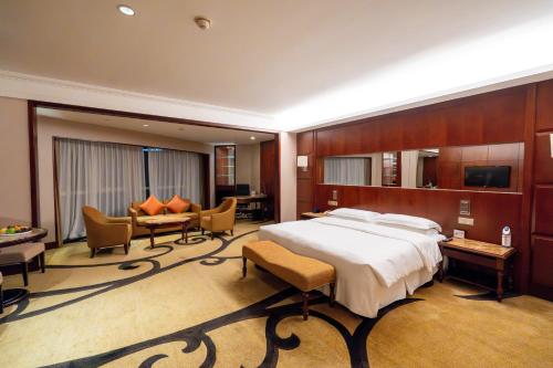 TV a/nebo společenská místnost v ubytování Sheraton Shenzhen Futian Hotel