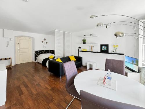 un salon avec un lit, une table et des chaises dans l'établissement B&B by Jo, à Colmar