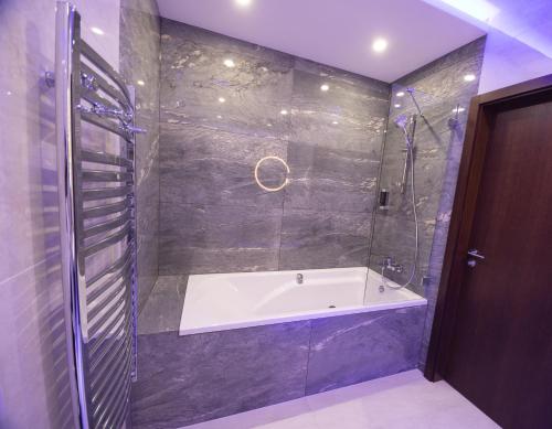 Ένα μπάνιο στο Tisia Hotel & Spa