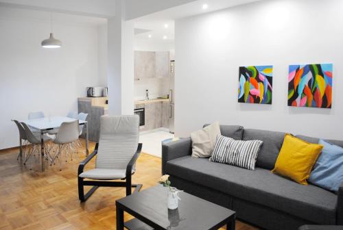 Renovated 2 Bedrooms Flat Near the center