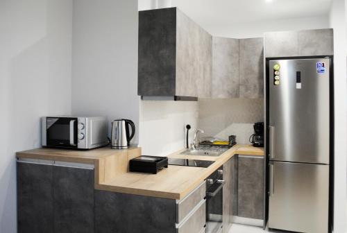 Renovated 2 Bedrooms Flat Near the center