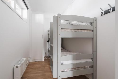 a room with two bunk beds in a room at Kungsberget Åhus C8 in Botjärn