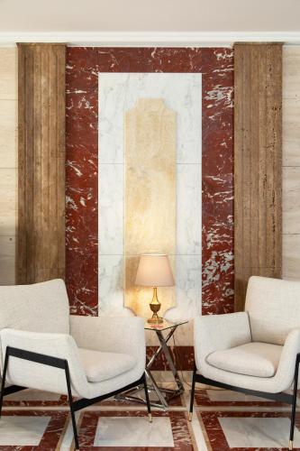 Ein Sitzbereich in der Unterkunft Hôtel Sedrez
