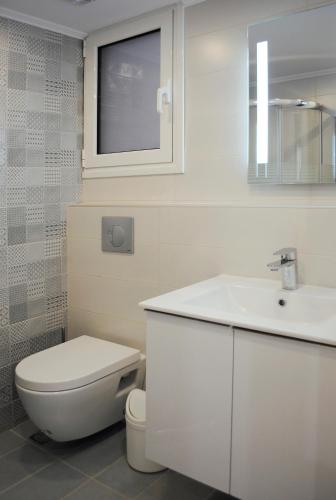 Renovated 2 Bedrooms Flat Near the center