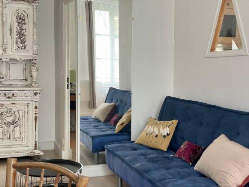- un salon avec deux canapés bleus et un miroir dans l'établissement Fun x Cosy City Retreat by Melrose, à Bayeux