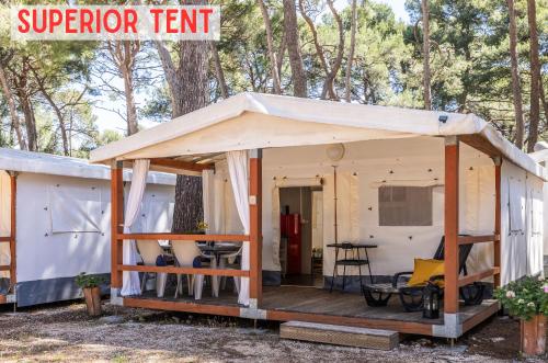 Markierung über einer Veranda eines winzigen Hauses in der Unterkunft Glamping Tents | Losinj | Camp Čikat in Mali Lošinj