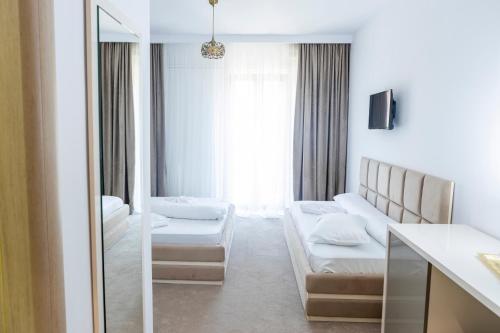 a living room with a couch and a mirror at Vila Roxana Eforie Nord in Eforie Nord