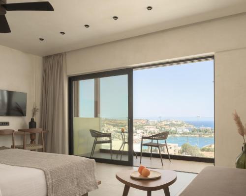sypialnia z łóżkiem i widokiem na ocean w obiekcie Irida Hotel Agia Pelagia w mieście Agia Pelagia
