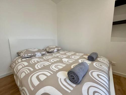Ein Bett oder Betten in einem Zimmer der Unterkunft T2 rénové à 15 min de Lyon