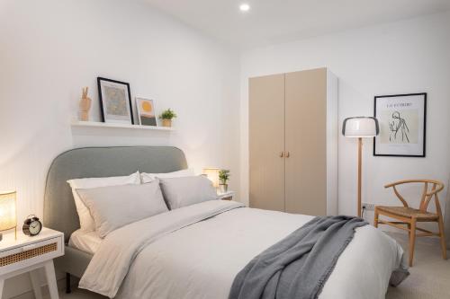 Postel nebo postele na pokoji v ubytování Modern 2BR Apartment with Outside Furniture - Close to Sliema, Saint Julians & Valletta