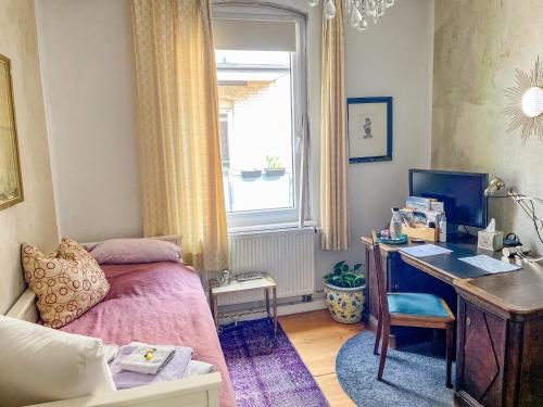 Postel nebo postele na pokoji v ubytování Zimmer in Künstlerwohnung