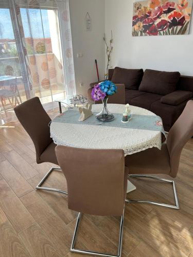 un tavolo da pranzo con sedie e un divano di Apartment Vera Nin a Nin