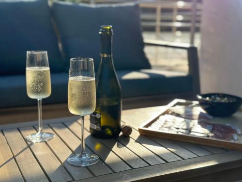 - une bouteille de champagne et deux verres sur une table dans l'établissement Appartement au calme à 1km du port de Bonifacio, à Bonifacio