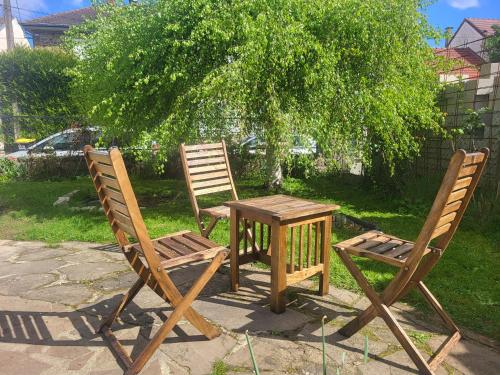 two chairs and a table and a table and chairs at J1 St-Quentin-en -Yvelines Studio en Rez de jardin avec parking in Trappes
