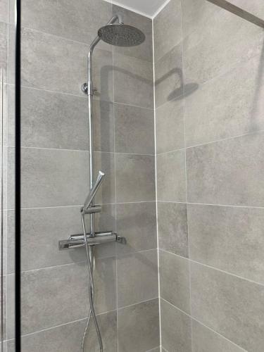 une douche avec une porte vitrée dans une salle de bain dans l'établissement Appartement au calme à 1km du port de Bonifacio, à Bonifacio