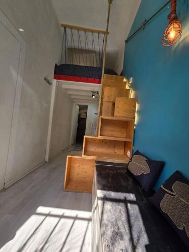 une pièce vide avec des escaliers et un mur bleu dans l'établissement Studio Cosy Longchamps Centre Ville, à Marseille