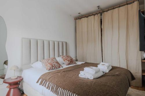 une chambre avec un lit avec des serviettes dessus dans l'établissement Quiet apartment -1BR-4P - Neuilly-sur-Seine, à Neuilly-sur-Seine