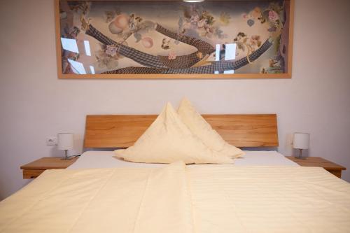 Postel nebo postele na pokoji v ubytování Hotel & Café Ritter von Böhl