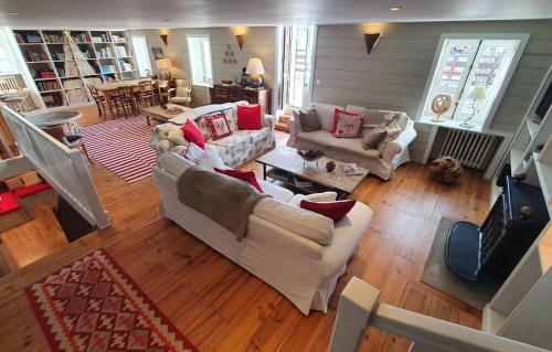 - une vue de tête sur un salon avec canapés dans l'établissement Odalys Chalet Le Vieux Logis, à L'Alpe-d'Huez