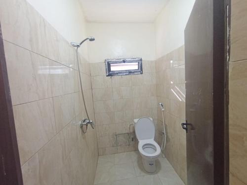 un piccolo bagno con servizi igienici e doccia di Mamy Residence a Nouakchott