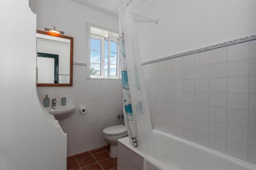 Ένα μπάνιο στο Villa Binialmesc