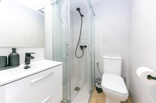 Ένα μπάνιο στο Moderno apartamento en el centro de Fuengirola