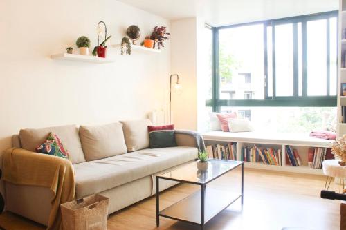 un salon avec un canapé et une table dans l'établissement 1 bedroom apartment with garden, à Asnières-sur-Seine
