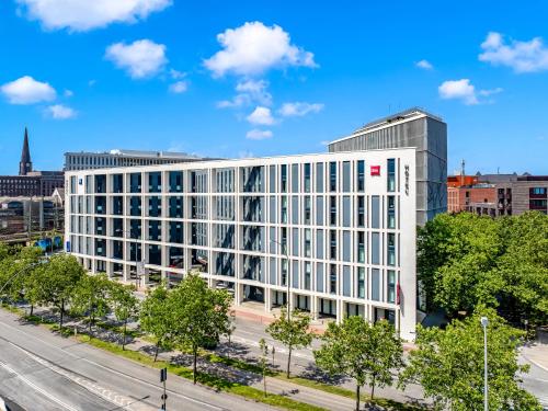 an office building in a city with a street at Ibis Hamburg City in Hamburg