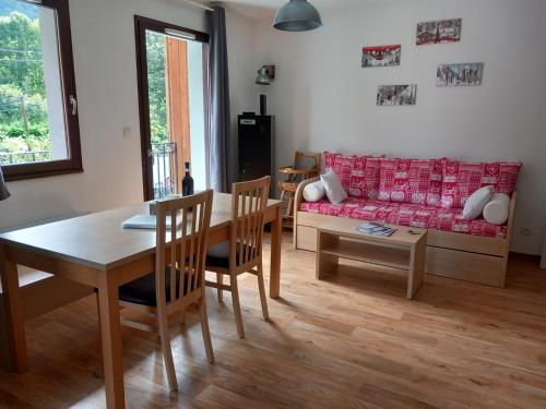 un salon avec une table et un canapé dans l'établissement T3 Raph & Gab's 3 Etoiles Jardins de Ramel WIFI Lave Linge, à Luchon
