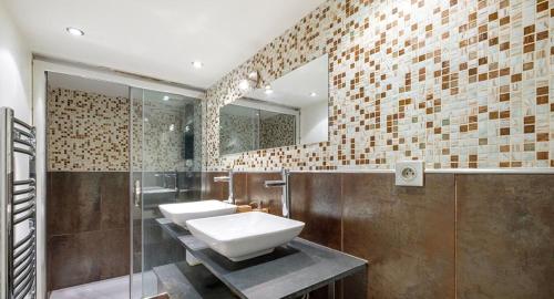 une salle de bain avec un lavabo et un miroir dans l'établissement Loft triplex 3 chambres doubles, à Villeurbanne