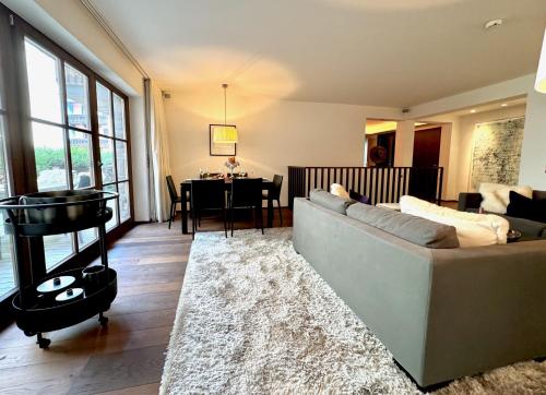 Posezení v ubytování KITZ DELUXE SUITE 1 & 2 im Zentrum mit eigenem SPA & PARKEN by belle-stay