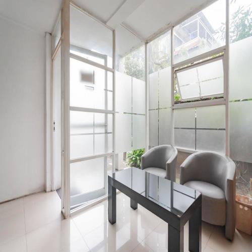 Χώρος καθιστικού στο RedDoorz near Trans Studio Mall Bongo Residence