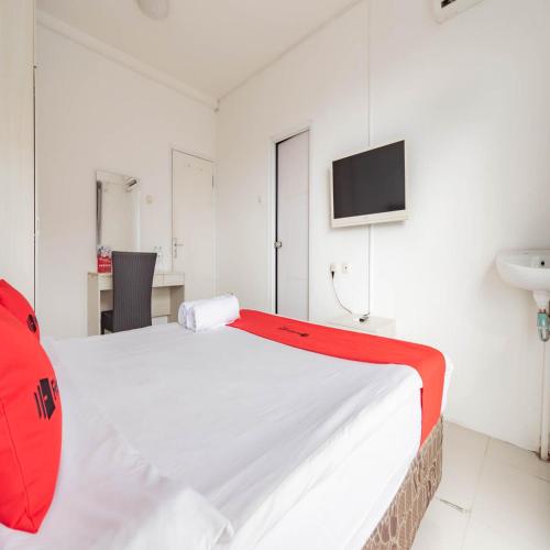 Ένα ή περισσότερα κρεβάτια σε δωμάτιο στο RedDoorz near Trans Studio Mall Bongo Residence