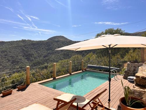 Maison Ardéchoise au calme avec vue et piscine
