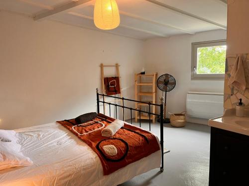 une chambre avec un lit et une fenêtre dans l'établissement Maison Ardéchoise au calme avec vue et piscine, à Dunières-sur-Eyrieux